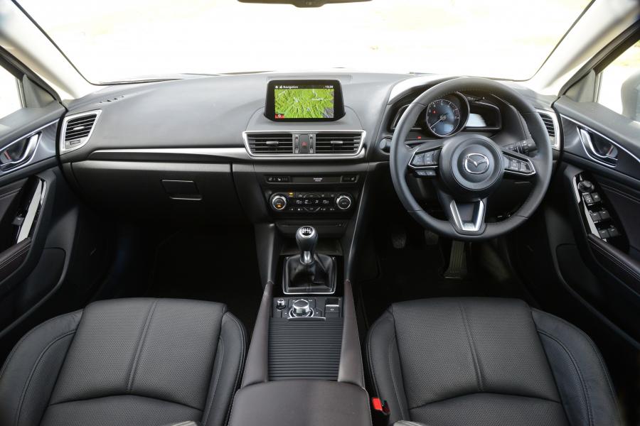 Торпедо Mazda3 Hatchback 2016 года  (UK) (фото 17 из 22)